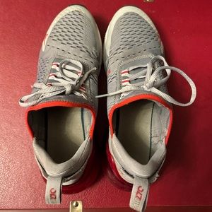 Nike Air 270 Men’sSize 8.5. Fair Condition with a few rips in material. As is.